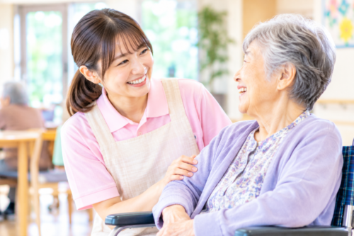 【徹底解説】介護職で派遣として働くメリットとは？正社員との違いや失敗しない派遣会社の選び方